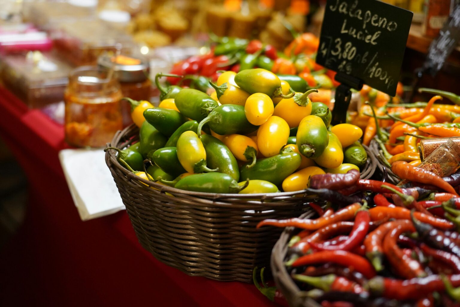 Panier de piments et de petits légumes du terroir burkinabè
